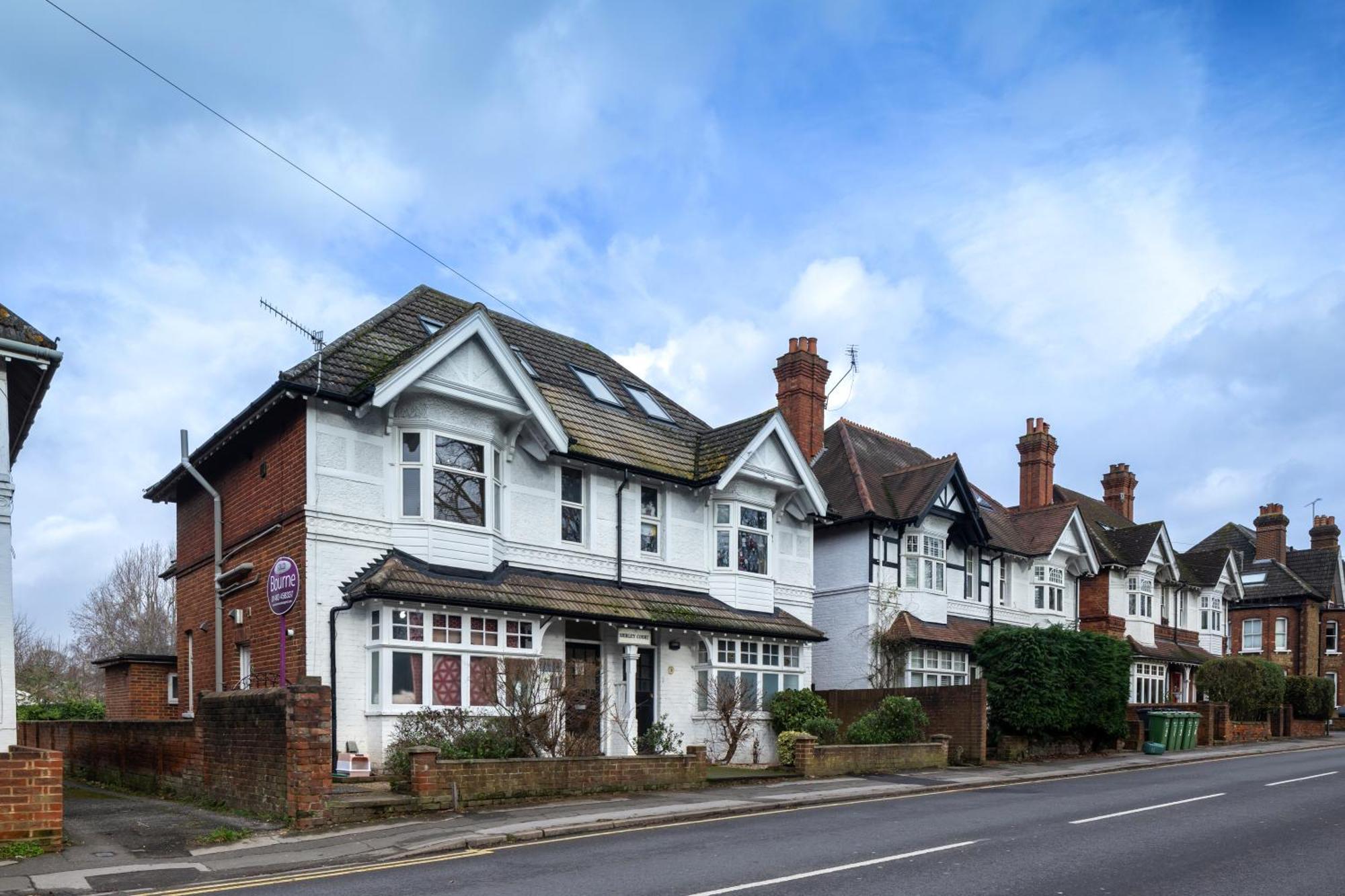 Guildford Town Centre With Parking Apartment Exterior photo
